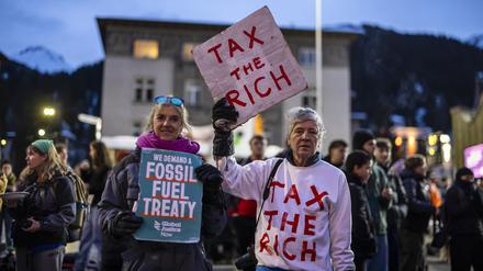 In Davos fordern Demonstranten die Teilnehmenden des Weltwirtschaftsforums zur Besteuerung der Reichen auf. 