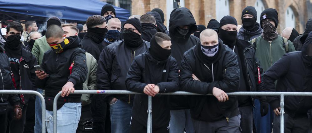 Teilnehmer der rechten Demo bei ihrer Kundgebung. Für die als rechtsextrem eingestufte Demo sind 800 Teilnehmer angemeldet. Zu einer Gegendemo des Bündnisses «Wir sind Aachen» werden bis zu 2000 Menschen erwartet. Zudem gibt es sieben weitere kleinere Gegendemos.