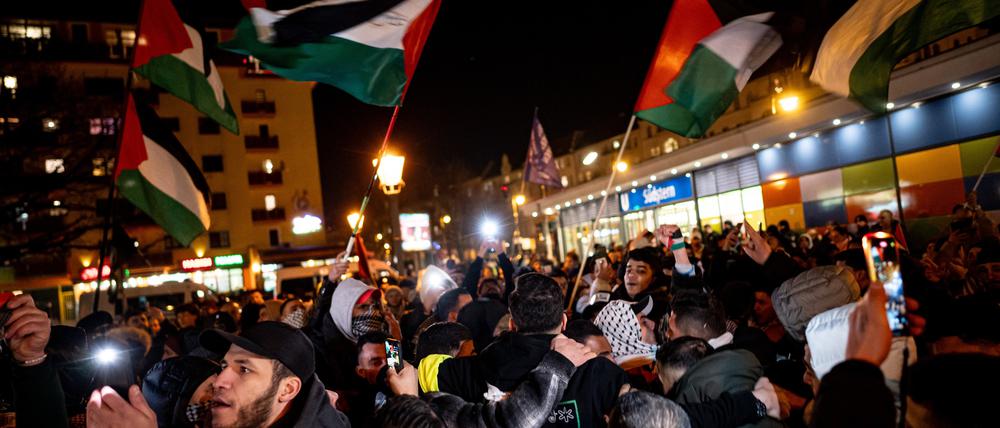 19.01.2025, Berlin: Menschen nehmen an der Demonstration „Israels Rückzug von Gaza“ am Südstern teil.