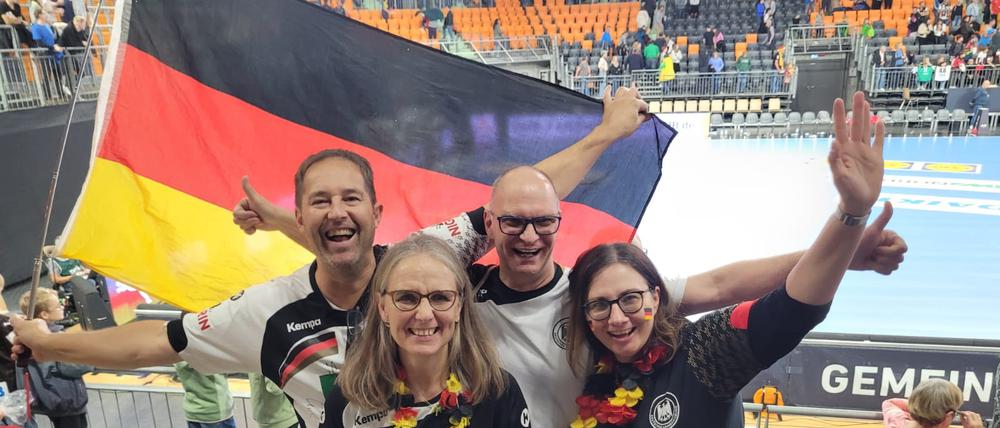 Haben ihren Spaß. Die Fans Axel, Steffi, Marc und Astrid (von links nach rechts).