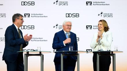 Thomas Weikert (l-r), Präsident des Deutschen Olympischen Sportbundes (DOSB), Bundespräsident Frank-Walter Steinmeier und Marija Kolak, Präsidentin des Bundesverbandes der Deutschen Volksbanken und Raiffeisenbanken (BVR), verleihen die „Sterne des Sports“ in Gold 