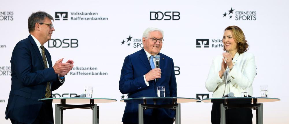 Thomas Weikert (l-r), Präsident des Deutschen Olympischen Sportbundes (DOSB), Bundespräsident Frank-Walter Steinmeier und Marija Kolak, Präsidentin des Bundesverbandes der Deutschen Volksbanken und Raiffeisenbanken (BVR), verleihen die „Sterne des Sports“ in Gold 