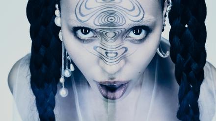 FKA Twigs nahm als Kind Tanzunterricht und begann als Jugendliche, Musik zu machen.