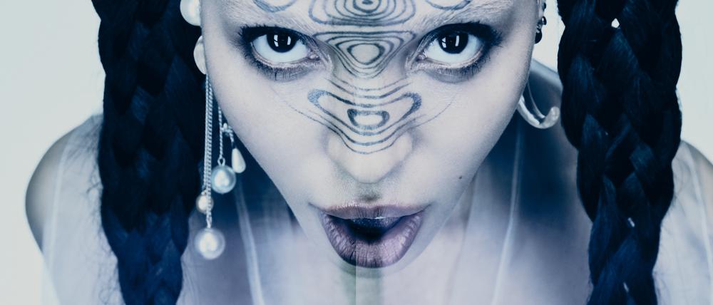FKA Twigs nahm als Kind Tanzunterricht und begann als Jugendliche, Musik zu machen.