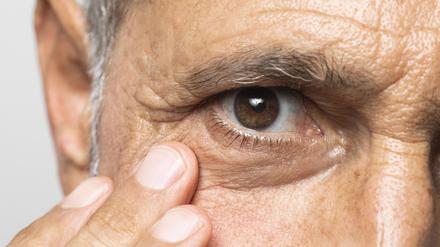 Nahaufnahme eines Auges eines älteren Mannes.