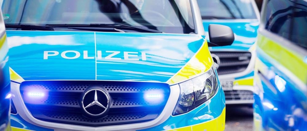 Ein Streifenwagen der Polizei. Ein 13-Jähriger aus Kiel wurde durch einen Messerstich lebensgefährlich verletzt.