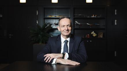 Volker Wissing (parteilos, bis 2024 FDP), Bundesminister für Digitales und Verkehr der Bundesrepublik Deutschland in seinem Büro.