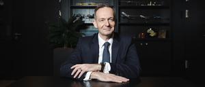 Volker Wissing (parteilos, bis 2024 FDP), Bundesminister für Digitales und Verkehr der Bundesrepublik Deutschland in seinem Büro.