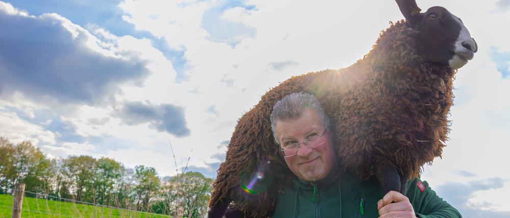 Landwirt Michael Stücke mit einem Schafsbock.