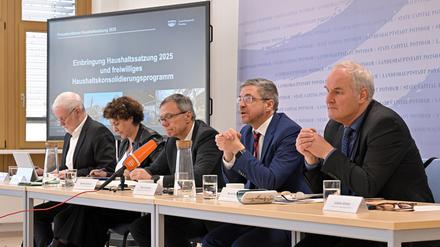 Bei der Pressekonferenz zum neuen Sparhaushalt: Hauptamtsleiter Dieter Jetschmanegg, Sozialbeigeordnete Brigitte Meier, Kämmerer Burkhard Exner, Oberbürgermeister Mike Schubert (alle SPD) und Baudezernent Bernd Rubelt (parteilos).