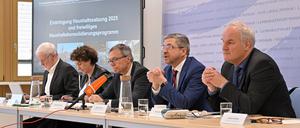 Bei der Pressekonferenz zum neuen Sparhaushalt: Hauptamtsleiter Dieter Jetschmanegg, Sozialbeigeordnete Brigitte Meier, Kämmerer Burkhard Exner, Oberbürgermeister Mike Schubert (alle SPD) und Baudezernent Bernd Rubelt (parteilos).