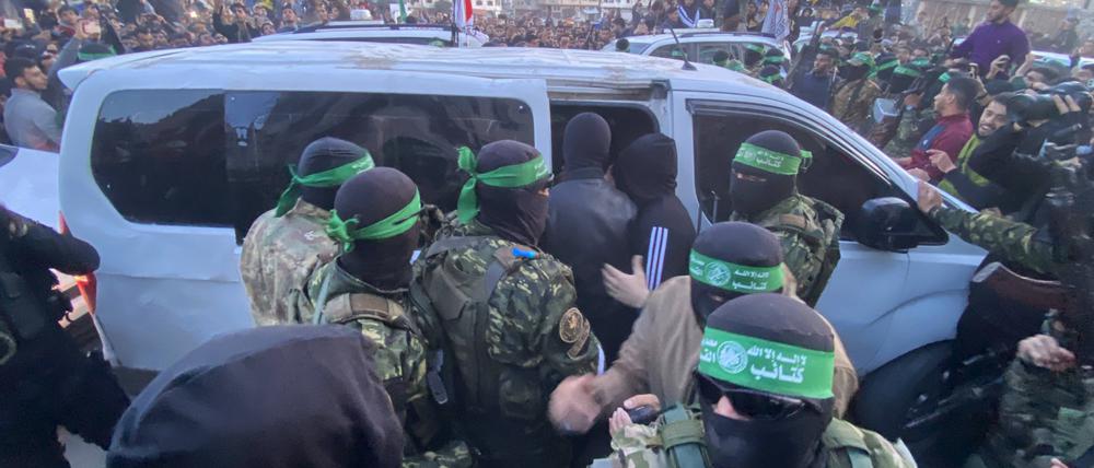 Freilassung der ersten Geiseln.