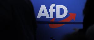 Delegierte vor dem Parteilogo beim AfD-Bundesparteitag in Magdeburg