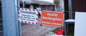 „Vorsicht Seuchengefahr!“ steht auf einem Schild an einem Betrieb in Mehrow im Landkreis Barnim.