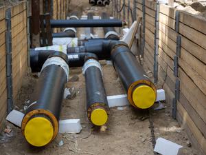 Rohre für den Fernwärme-Anschluss der umliegenden Wohn- und Geschäftshäuser werden unterirdisch verlegt.