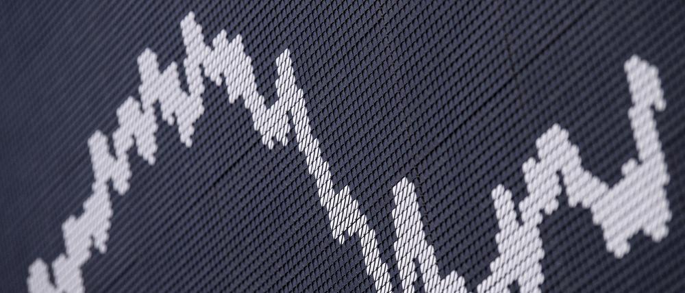 Die Dax-Kurve im Handelssaal der Deutschen Börse in Frankfurt