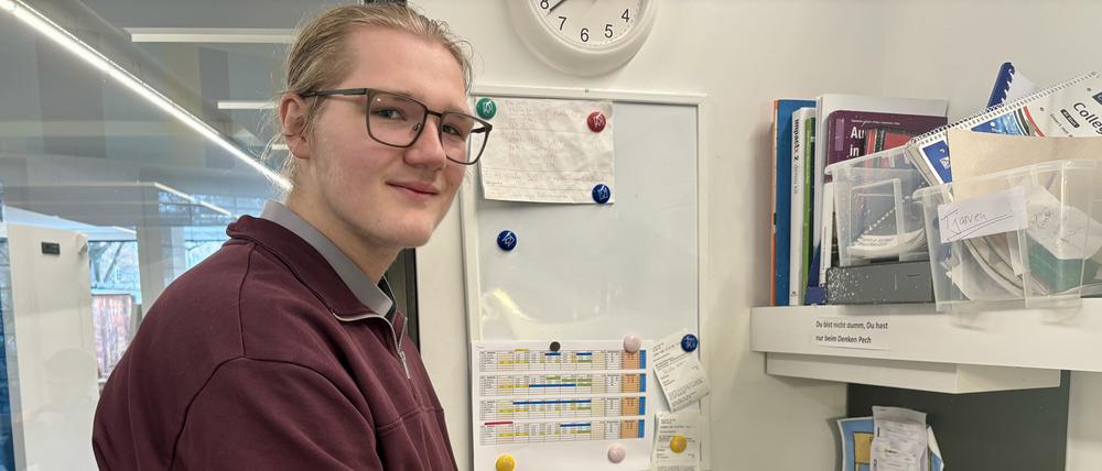 Tjarven Dyrssen (16) lernt bei der AllesBrille Optiker GmbH in Charlottenburg.