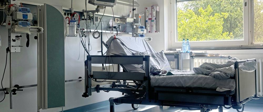 Leeres Bett auf einer Intensivstation.