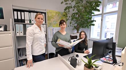 Geschäftsführerin Daniela Kirsch und die Mitarbeiterinnen Kathleen Oesterle und Elisa Kotulla (v.l.n.r.) der Kirsch & Drechsler Hausbau - GmbH.