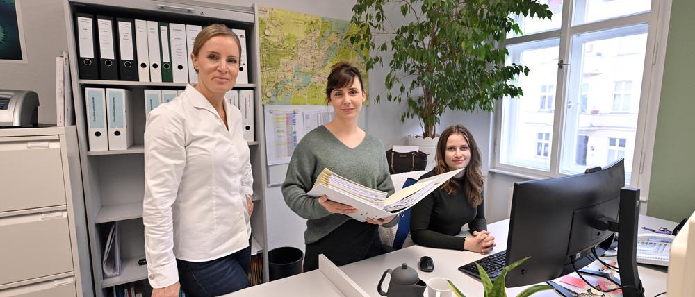 Geschäftsführerin Daniela Kirsch und die Mitarbeiterinnen Kathleen Oesterle und Elisa Kotulla (v.l.n.r.) der Kirsch & Drechsler Hausbau - GmbH.