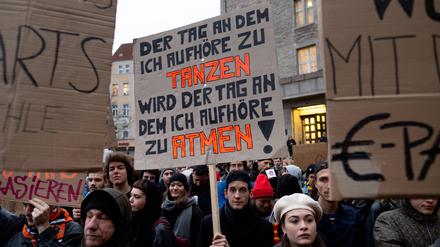 Mehrere hundert Menschen protestieren unter dem Motto „Save Griessmühle“ vor dem Rathaus Neukölln für den Erhalt des Techno Clubs „Griessmühle“ und gegen das Clubsterben in Berlin. (Archivbild)