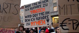 Mehrere hundert Menschen protestieren unter dem Motto „Save Griessmühle“ vor dem Rathaus Neukölln für den Erhalt des Techno Clubs „Griessmühle“ und gegen das Clubsterben in Berlin. (Archivbild)