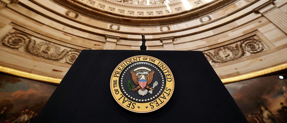 Das Podium für Trump steht bereit.
