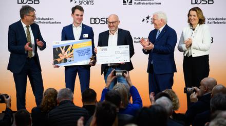 Der Vertreter von TSB Flensburg (2. v. l.) freut sich über die Auszeichnung und den Siegerscheck. 
