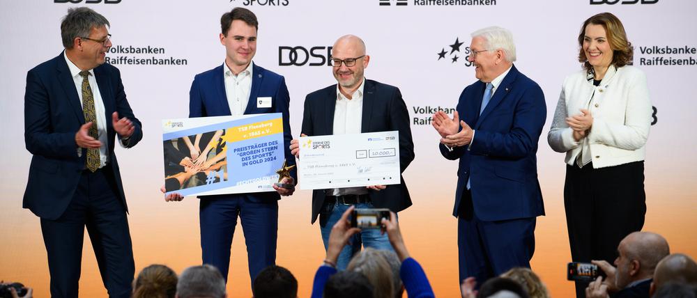 Der Vertreter von TSB Flensburg (2. v. l.) freut sich über die Auszeichnung und den Siegerscheck.