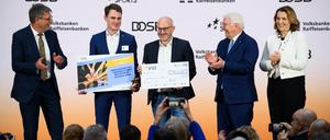 Der Vertreter von TSB Flensburg (2. v. l.) freut sich über die Auszeichnung und den Siegerscheck. 