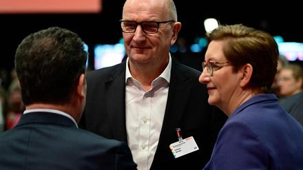 Brandenburger unter sich:  Ministerpräsident Dietmar Woidke (m) mit Bauministerin Klara Geywitz (r) und Bundesminister Hubertus Heil (l) beim SPD-Parteitag in Berlin.  