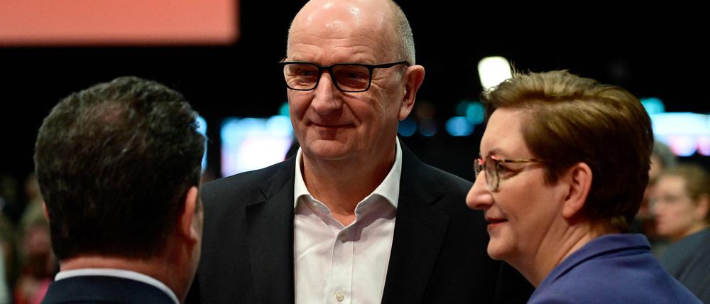 Brandenburger unter sich:  Ministerpräsident Dietmar Woidke (m) mit Bauministerin Klara Geywitz (r) und Bundesminister Hubertus Heil (l) beim SPD-Parteitag in Berlin.  