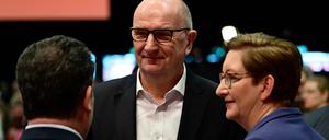 Brandenburger unter sich:  Ministerpräsident Dietmar Woidke (m) mit Bauministerin Klara Geywitz (r) und Bundesminister Hubertus Heil (l) beim SPD-Parteitag in Berlin.  