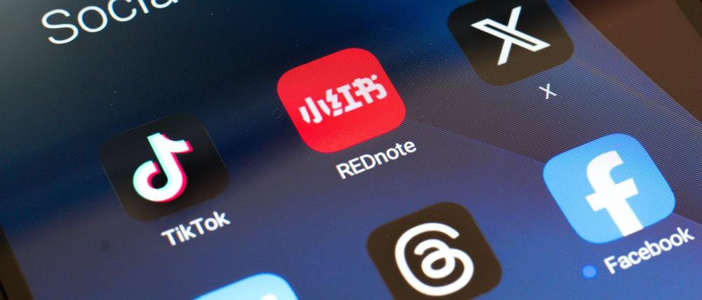 Die Logos der Apps von Tiktok, Xiaohongshu (Rednote), X (Twitter), Threads und Facebook auf einem Smartphone-Bildschirm