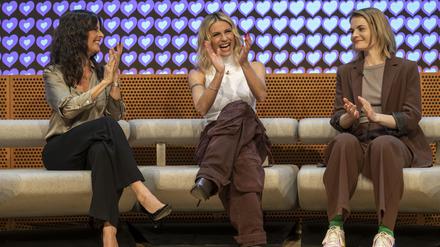 Drei Moderatorinnen präsentieren sich als Traum-Trio für das ESC-Finale. 