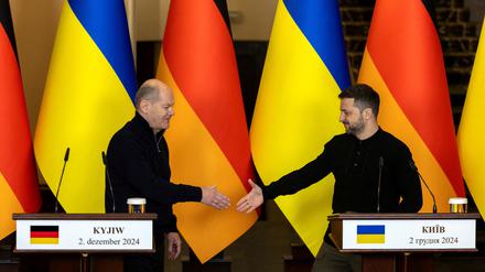 FILE PHOTO: Ukrainian President Volodymyr Zelenskiy and German Chancellor Olaf Scholz attend a press conference, amid Russia’s attack on Ukraine, in Kyiv, Ukraine December 2, 2024.  REUTERS/Thomas Peter/File Photo 