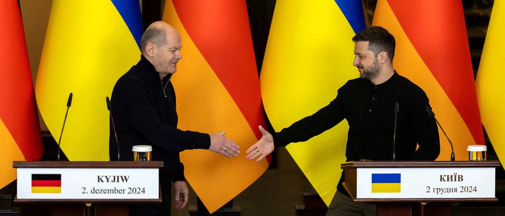 FILE PHOTO: Ukrainian President Volodymyr Zelenskiy and German Chancellor Olaf Scholz attend a press conference, amid Russia’s attack on Ukraine, in Kyiv, Ukraine December 2, 2024.  REUTERS/Thomas Peter/File Photo 