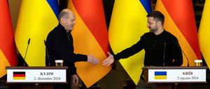 FILE PHOTO: Ukrainian President Volodymyr Zelenskiy and German Chancellor Olaf Scholz attend a press conference, amid Russia’s attack on Ukraine, in Kyiv, Ukraine December 2, 2024.  REUTERS/Thomas Peter/File Photo 