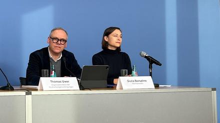 Die Leipziger Rechtsanwältin Giulia Borsalino und Thomas Uwer vom Organisationsbüro der Strafverteidigervereinigungen (l) sitzen in der Bundespressekonferenz und sprechen zu Journalisten. Sieben wegen des Angriffs auf Neonazis vor knapp zwei Jahren in Budapest gesuchte Beschuldigte haben sich den deutschen Behörden gestellt. Laut einer Erklärung ihrer Anwälte geschah das freiwillig.