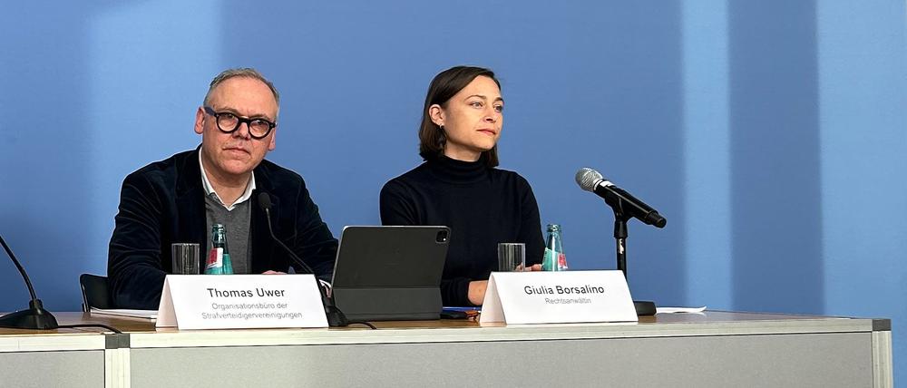 Die Leipziger Rechtsanwältin Giulia Borsalino und Thomas Uwer vom Organisationsbüro der Strafverteidigervereinigungen (l) sitzen in der Bundespressekonferenz und sprechen zu Journalisten. Sieben wegen des Angriffs auf Neonazis vor knapp zwei Jahren in Budapest gesuchte Beschuldigte haben sich den deutschen Behörden gestellt. Laut einer Erklärung ihrer Anwälte geschah das freiwillig.