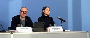 Die Leipziger Rechtsanwältin Giulia Borsalino und Thomas Uwer vom Organisationsbüro der Strafverteidigervereinigungen (l) sitzen in der Bundespressekonferenz und sprechen zu Journalisten. Sieben wegen des Angriffs auf Neonazis vor knapp zwei Jahren in Budapest gesuchte Beschuldigte haben sich den deutschen Behörden gestellt. Laut einer Erklärung ihrer Anwälte geschah das freiwillig.