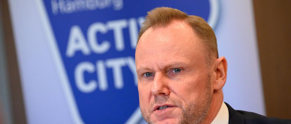 Nach den Attacken von HSV-Fans auf Anhänger des 1. FC Köln hat Hamburgs Innen- und Sportsenator Andy Grote (SPD) die Gewalt verurteilt.