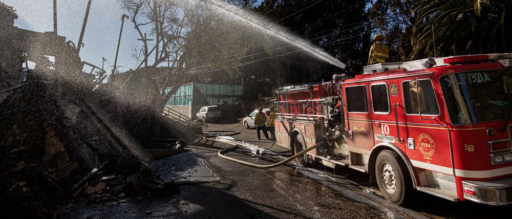 Gefahr durch starke Winde: Kalifornien kämpft gegen neue Waldbrände. Feuerwehrleute löschen Brandherde, um weitere Ausbrüche zu verhindern.