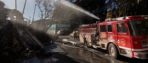 Gefahr durch starke Winde: Kalifornien kämpft gegen neue Waldbrände. Feuerwehrleute löschen Brandherde, um weitere Ausbrüche zu verhindern.