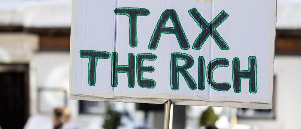 Die Entwicklungsorganisation fordert höhere Steuern für Superreiche. (Archivbild)