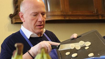 Der Regierende Bürgermeister Kai Wegner hilft beim Kochen für arme Menschen in der Wärmestube in Neukölln.
