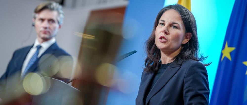 Kanzler Scholz verschärft im Streit um zusätzliche Ukraine-Hilfen den Ton. Die Außenministerin findet dazu klare Worte.