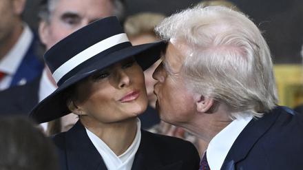 Der designierte Präsident Donald Trump versucht, seine Frau Melania Trump vor der Amtseinführung zu küssen.