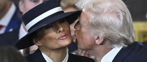 Der designierte Präsident Donald Trump versucht, seine Frau Melania Trump vor der Amtseinführung zu küssen.