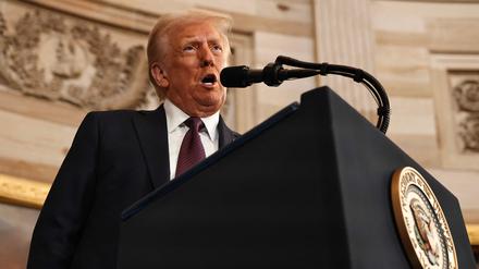 Donald Trump spricht während der Inaugurationszeremonie in der Rotunde des US-Kapitols